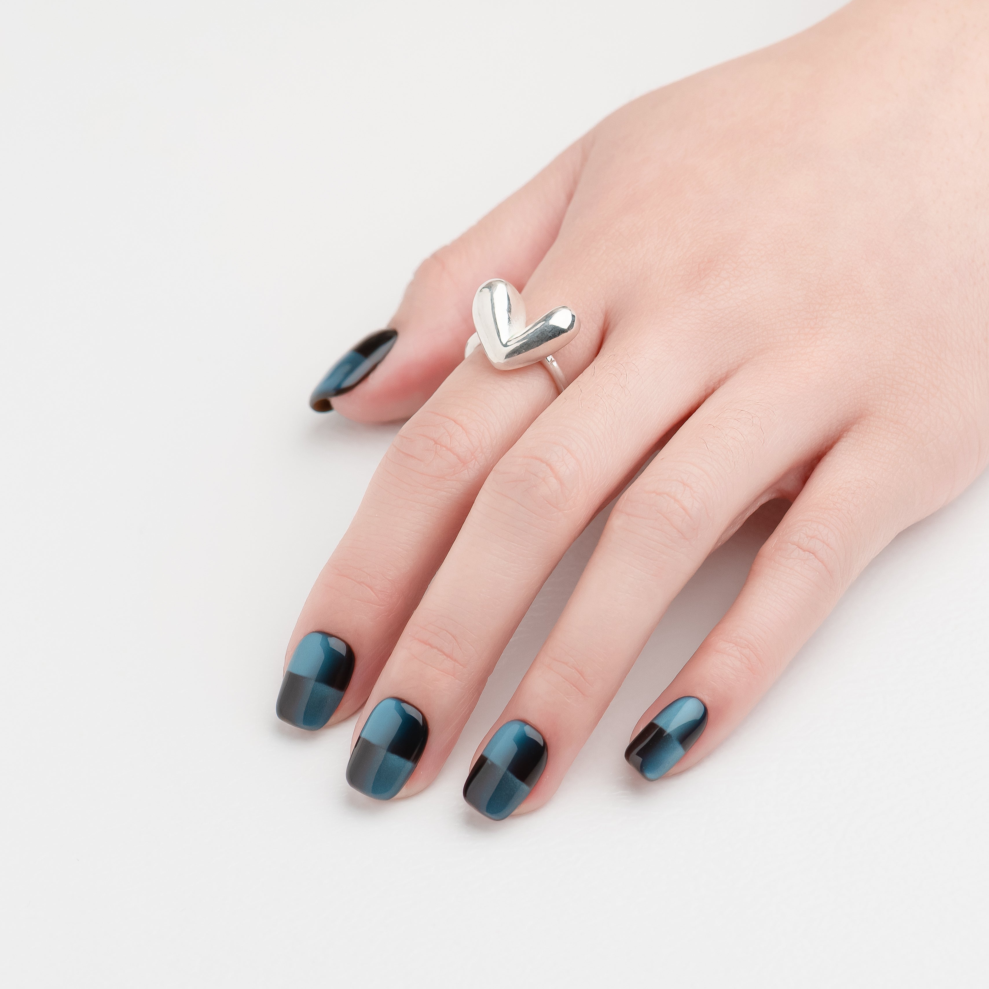 OUROBOROS ディープブルー グラデーションネイル - F24